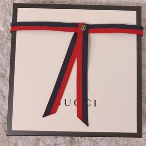 Striped neck bow with feline